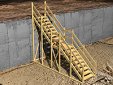 Escada fixa provisória de madeira para proteção de passagem de pedestres entre dois pontos situados a distintos níveis