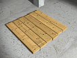 Estrado de madeira para proteção de pequena abertura horizontal de laje, formado por pranchão de madeira de 20x7,2 cm